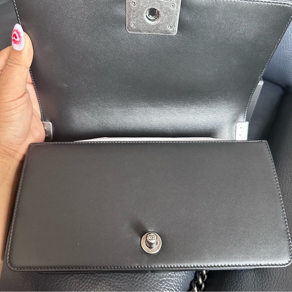 Chanel Boy Medium - Picture 4 of 15